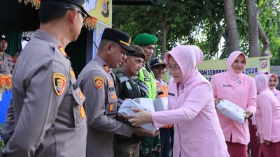 Ketua Bhayangkari Daerah Aceh Salurkan Paket Ramadhan kepada Personel di Pos Pam Lebaran