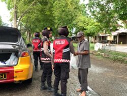Polwan Ditsamapta Polda Aceh Sambil Patroli Bagi Sembako untuk Masyarakat