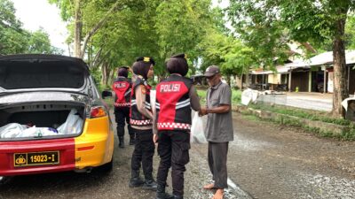 Polwan Ditsamapta Polda Aceh Sambil Patroli Bagi Sembako untuk Masyarakat