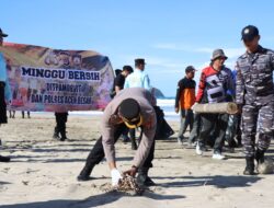 Personel Dit Pam Obvit Polda Aceh dan Polres Aceh Besar Bersihkan Pantai Lhoknga