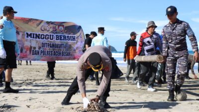 Personel Dit Pam Obvit Polda Aceh dan Polres Aceh Besar Bersihkan Pantai Lhoknga