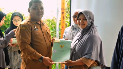 Wakili Pj Bupati, Sekda Aceh Besar Serahkan Sertifikat Retribusi Tanah