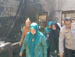 Pj Ketua TP-PKK Aceh Serahkan Bantuan untuk Korban Kebakaran Meunasah Manyang