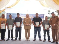 Pj Bupati Nagan Raya Serahkan Sertifikat Tanah untuk Warga Babah Dua