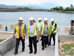 Asisten III Sekdakab Aceh Besar Dampingi Irjen Kemendagri Tinjau Pembangunan Venue Dayung di Waduk Keliling