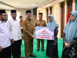 Pj Sekda Aceh Serahkan Bonus Ratusan Juta untuk Para Juara STQH Nasional
