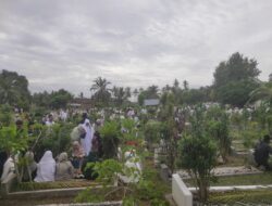 Tradisi Ziarah Kubur Usai Shalat Idul Fitri di Mukim Lubuk