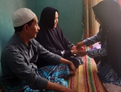 Jelang Berangkat Ke Tanah Suci, Ketua IKWI Peusijuek DKP PWI Aceh dan Isteri