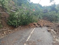 Longsoran Tutup Badan Jalan Lintas Tapaktuan – Panton Luas