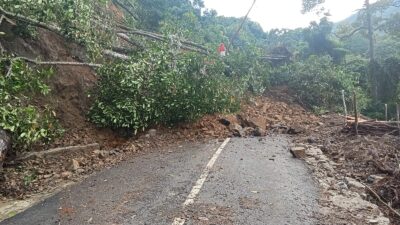 Longsoran Tutup Badan Jalan Lintas Tapaktuan – Panton Luas