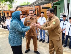 Sekda Aceh Besar Sambut Kedatangan Pj Ketua TP – PKK Aceh di SMP Ruhul Falah Kuta Malaka