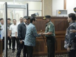 Pangdam IM Sambut Kedatangan Wamenkominfo RI di Bandara SIM