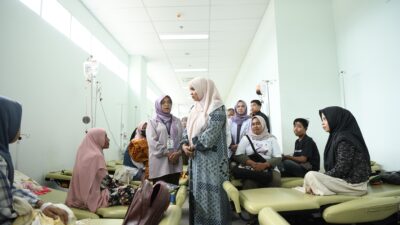 Mellani Subarni Bezuk Pasien Thalasemia di RSUDZA