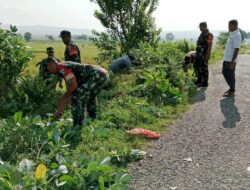 Anggota Koramil 12/Montasik Bersama Masyarakat Bersihkan Saluran Irigasi