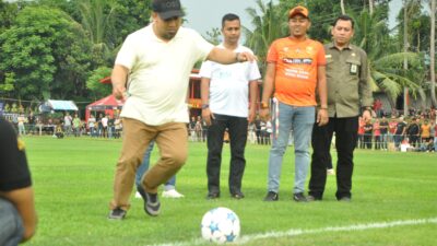 Tendang Bola Perdana, Pj Bupati Aceh Besar Buka Turnamen Sepak Bola PS AMLA CUP 2024