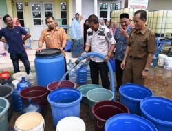 Pj Bupati Aceh Besar Pantau Langsung Distribusi Air Bersih untuk Warga Lhoknga
