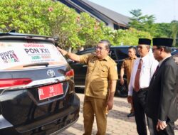 Pj Sekda Azwardi Tinjau Pemasangan Stiker PON XXI, pada Mobil Dinas Pemerintah Aceh