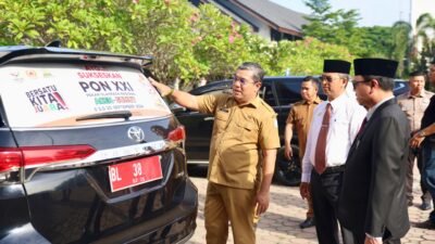Pj Sekda Azwardi Tinjau Pemasangan Stiker PON XXI, pada Mobil Dinas Pemerintah Aceh