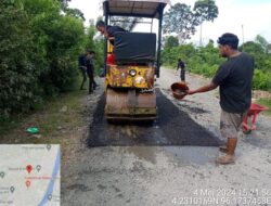 PT. AJB Melalui Kontraktor Hauling Lakukan Pengaspalan Jalan Rusak di Kaway XVI