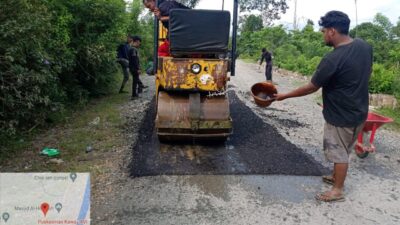 PT. AJB Melalui Kontraktor Hauling Lakukan Pengaspalan Jalan Rusak di Kaway XVI