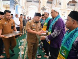 Pj Bupati Iswanto Peusijuek dan Lepas Keberangkatan Jamaah Calon Haji Aceh Besar