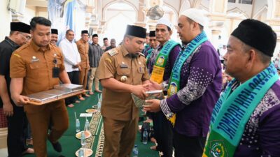 Pj Bupati Iswanto Peusijuek dan Lepas Keberangkatan Jamaah Calon Haji Aceh Besar