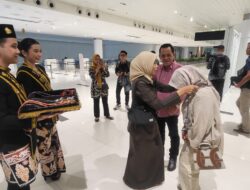 Hadiri Rakernas Apeksi di Balikpapan, Amiruddin disambut dengan Pengalungan Bunga