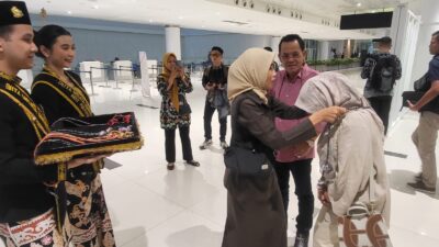 Hadiri Rakernas Apeksi di Balikpapan, Amiruddin disambut dengan Pengalungan Bunga