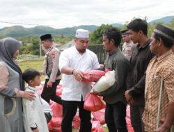 Pj Bupati Aceh Besar Serahkan 100 Paket Bantuan Sosial untuk Warga Kota Jantho