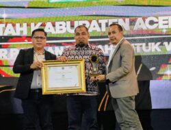 Pj Bupati Aceh Besar Terima Penghargaan Serambi Awards 2024