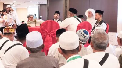 Jemaah Haji Aceh Kloter 1 Terima Dana Wakaf Baitul Asyi