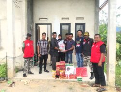 Pemkab Aceh Besar Serahkan Bantuan Masa Panik untuk Korban Angin Kencang