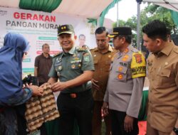 Kasdim 0101/KBA Tinjau Gerakan Pangan Murah di Halaman Kantor DP2KP Kota Banda Aceh
