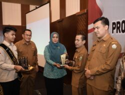 Ketua TP PKK Aceh Serahkan Piagam Penghargaan untuk Daerah Sukses Turunkan Stunting