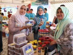 Pj Ketua PKK Aceh Borong Kebutuhan Dapur di Pasar Tani