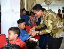 Pj Walikota Langsa Serahkan Santunan Kepada Puluhan Anak Yatim
