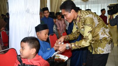 Pj Walikota Langsa Serahkan Santunan Kepada Puluhan Anak Yatim