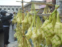 Jelang Idul Adha, Pedagang Ketupat Ramaikan Pasar di Lhokseumawe