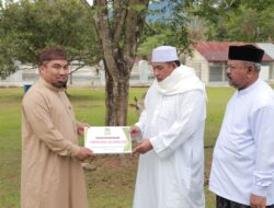 Usai Shalat Id, Pj Bupati Iswanto Serahkan Hewan Kurban di Masjid Al Munawwarah