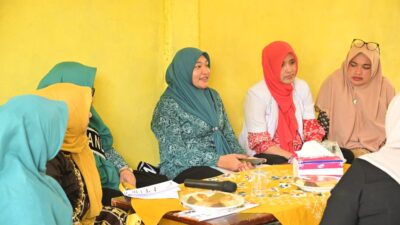 Pj Ketua Pembina Posyandu Aceh Besar Tinjau Timbang Serentak di Luthu Lamweu Sibreh