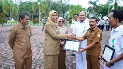 Pj Bupati Fitriany Farhas Serahkan Sertifikat Akreditasi Kemenkes RI kepada Tujuh Puskesmas