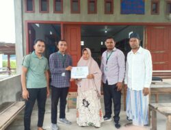 Warga Gugop Pulo Aceh Korban Angin Kencang, Terima Bantuan Baitul Mal