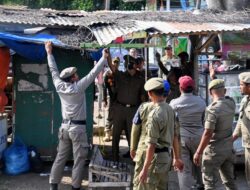 Satpol PP dan WH Aceh Besar Tertibkan Bangunan Liar dan PKL di Jalan Soekarno-Hatta