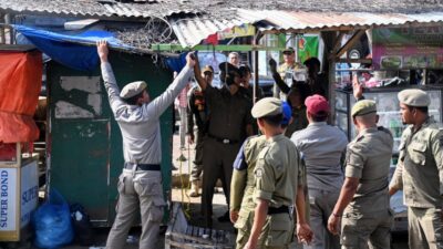 Satpol PP dan WH Aceh Besar Tertibkan Bangunan Liar dan PKL di Jalan Soekarno-Hatta