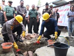 Wakili Pj Bupati, Plt Kadis Sosial Aceh Besar Lakukan Peletakan Batu Pertama Rumah Dhuafa di Lampaseh Lhok