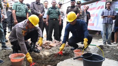 Wakili Pj Bupati, Plt Kadis Sosial Aceh Besar Lakukan Peletakan Batu Pertama Rumah Dhuafa di Lampaseh Lhok