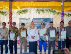 Pemkab Nagan Raya Serahkan Ratusan Sertifikat Tanah untuk Warga Transmigrasi UPT IV Seuneuam