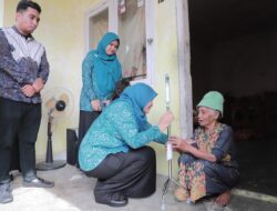 Pj Ketua TP PKK Aceh Besar Serahkan Alat Bantu Jalan untuk Lima Lansia Gampong Teureubeh