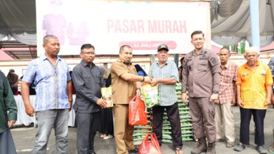 Sambut Hari Bhakti Adhyaksa ke-64, Pj Bupati Iswanto Buka Pasar Murah di Kota Jantho