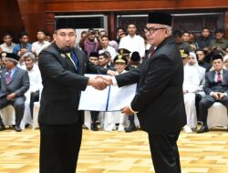 Diserahkan Pj Gubernur Aceh, Muhammad Iswanto Kembali Terima SK Perpanjangan Pj Bupati Aceh Besar